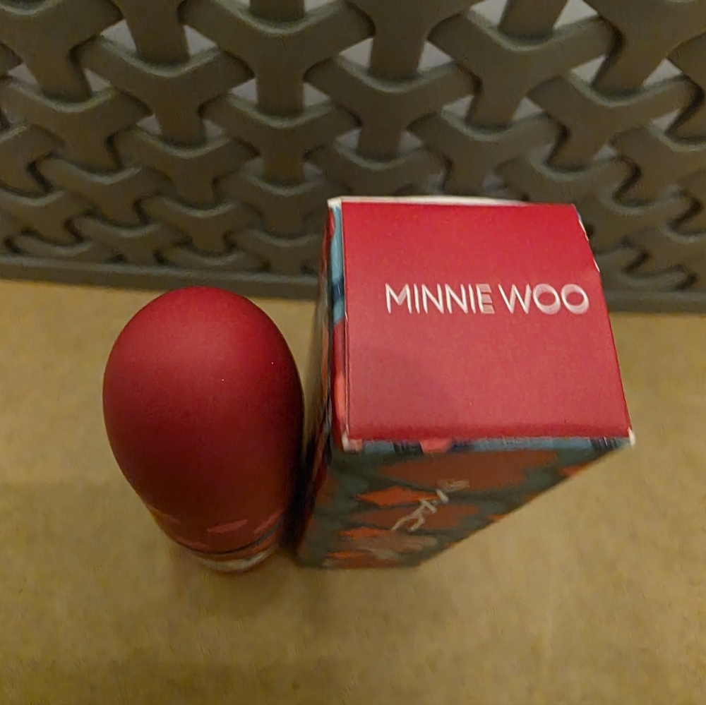 MAC LUSTREGLASS SHEER-SHINE LIPSTICK / M·A·C X DISNEY MINNIE & DAISY Minnie Woo. - Picture 5 of 6